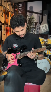 กีต้าร์ไฟฟ้า รุ่น GST-01 LTD Limited Blackpink ปิ๊กอัพ HSS เล่นได้กว้างหลายแนว แถมฟรี ปิ๊ก2/ประแจ/สายแจ็ค/คู่มือ