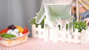 ⌇ ถุงมือพลาสติกใช้ครั้งเดียว ◆ เนื้อบางโปร่งแสง ◆ ผิวเรียบลื่น ◆ ไม่มีลาย ◆ รอยย่นที่ปลายนิ้ว ◆ แสงส่องผ่าน ≥90%