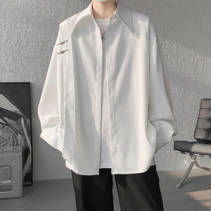 เสื้อเชิ้ตแขนยาวสีขาวหลวมๆ สำหรับผู้ชาย ฤดูใบไม้ร่วง 2024 ดีไซน์ใหม่ ดีไซน์โลหะ แจ็คเก็ตเสื้อเชิ้ตแบบลำลอง แฟชั่นวัยรุ่น