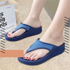 QJshop สินค้าใหม่พร้อมส่ง รองเท้าแฟชั่นสำหรับสุภาพสตรีทุกท่าน แฟชั่นสุดหรูที่หูรองเท้าตกแต่งด้วยเพชรทำให้ดูหรูหรามากยิ่งขึ้น แมตซ์กับการแต่งตัวง่ายไม่ซ้ำใครแน่นอน