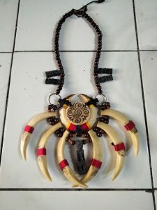 KALUNG ETNIK TARING BABI REPLIKA / PATUNG JURONG /BUNGA TERONG