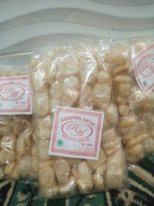 kerupuk kulit sapi isi 12/snek/cemilan/makanan ringan /food/gurih/pedas/kerupuk /rambak/krecek/kerupuk tradisional /Makanan enak