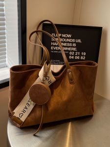 Versatile Retro Large Capacity Womens Tote Bag 2024 New Spring Fashion Student Class Commuter Bag Shoulder Bag Bear Lady