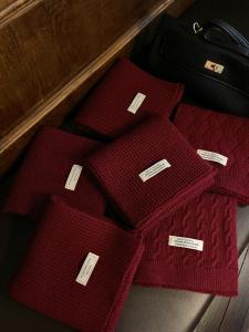 อุ่น ผ้าพันคอถักสีแดงของขวัญวันเกิดคริสต์มาสสําหรับนักเรียนชายและหญิง ไม่จำกัดเพศ ฤดูใบไม้ร่วง ฤดูหนาว ผ้าพันคอรูปสี่เหลี่ยมผืนผ้าที่จําเป็น