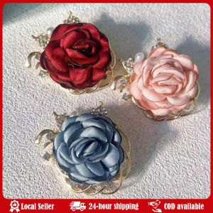 Romantic Rose Brooch Pearl Fabric Rose Flower Pin for Women Cute Female Simple Personality Brooch Fixed Clothes Pin Accessories High End Temperament Flower Brooch Womens Accessories Atmospheric Fresh Coat Cardigan Elegant Autumn Chest Flower