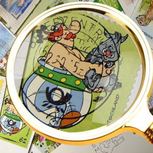 Quick delivery อ่านหนังสือ วินเทจ แว่นขยาย ตัวเลนส์กรอบทอง ด้ามจับสีไม้