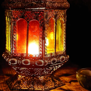 วินเทจโลหะเหล็กศิลปะที่มีสีสันโคมไฟตั้งโต๊ะโรงแรมมุสลิมห้องนอนชาติพันธุ์โคมไฟข้างเตียงห้องนั่งเล่นโฮมสเตย์บาร์อบอุ่นโรแมนติกตกแต่งบรรยากาศโคมไฟ