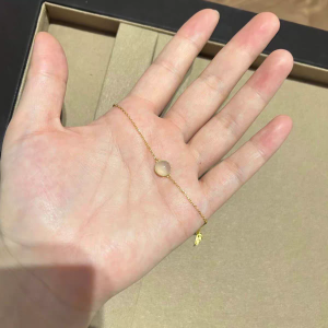 สร้อยข้อมือเงินชุบทองสไตล์เรียบง่ายสำหรับผู้หญิง สร้อยข้อมือหยกสีขาว สร้อยข้อมือโลหะผสม สร้อยข้อมือแฟชั่น สร้อยข้อมือสุดเท่