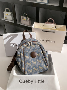 CuebyKittie Exclusiveกระเป๋าเป้สะพายหลังผู้หญิงใหม่ 2024 ความรู้สึกหรูหราBookbagกระเป๋าพร็อพพร้อมวัสดุหนังวัวและรูปแบบเรขาคณิต