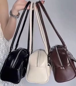 กระเป๋าหนังทรงเหลี่ยม สุดฮิต กระเป๋าสไตล์เกาหลี กระเป๋าสะพายไหล่ สายสั้น 28 CM พกพาง่าย ใส่ของได้เยอะ 💥พร้อมส่งจากไทย💥