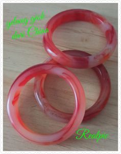 Gelang giok merah dari China