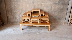 KODANG  โต๊ะหมู่บูชาไม้สัก หมู่ 9 หน้า 4  (ทั้งชุดรวมฐาน)เคลือบสีใสธรรมชาติ ขนาด กว้าง 34 ซม. ยาว 65 ซม. สูง 43 ซม.