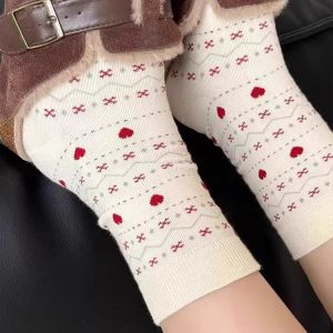 ถุงเท้าผู้หญิงคอตตอนระบายอากาศได้ดี ถุงเท้าทรงครึ่งแข้งลายหัวใจและหมากรุก ฤดูใบไม้ร่วง ฤดูหนาว สไตล์ฮ่องกง ถุงเท้าผู้หญิง