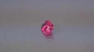 สปิเนล MAHENGE สีชมพูสดใส น้ำหนัก 0.80 กะรัต อัญมณีธรรมชาติ 100% จากแทนซาเนีย