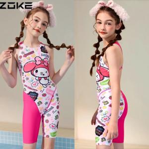 Zoke Girls ชุดว่ายน้ำชุดว่ายน้ำสตรีสำหรับฝึกซ้อมลายเมโลดี้ที่ทนต่อคลอรีนชุดว่ายน้ำยาวถึงเข่าคุณภาพสูงแห้งเร็วสำหรับนักกีฬาหนุ่ม