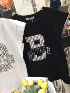 เสื้อยืดแขนปีก ด้านข้างมีกันโป๊ไม่ขวานลึกแต่งอะไหล่ด้วยงานเพชรพรีเมียมงานสวยใส่ง่าย ใส่แล้วเพรียวดูผอม Bใหญ่