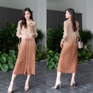 เดรสตัวยาวคลุมเข่า ทรงแขน 3 ส่วน แพทเทิร์นอัดพลีทเข้าเคิร์ฟ  ทรงสวย Premium 👍🏻 พิมพ์ลายยีนส์ ทั้งตัว ดีเทลแน่นๆ ด้วยลายตะเข็บ เริ่ดๆๆ ดูดี ทุกมิติ เนื้อผ้าพลีทเนื้อนิ่ม นุ่ม  ใส่สบาย