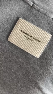 🔖Mirrorsister 50520.1 เสื้อยืดคอวี แต่งตีเกร็ด2ข้างลำตัว คอวีลึกขอบใหญ่ตรงกลางด้านหลังแต่งป้ายสี่เหลี่ยม ทรงเรียบแมชง่าย