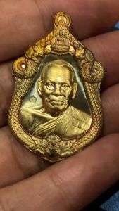 เหรียญพิมพ์เสามา รุ่น เจ้าสัว บอย ท่าพระจันทร์ จัดสร้าง เนื้อทองแดงรุ้ง หน้ากากสัมฤทธิ์ หลังชนวน๑๐๘ ๙๑๕๘ หลวงพ่อพัฒน์ วัดห้วยด้วน ราคาเสริมจมูก 4,990 บาท