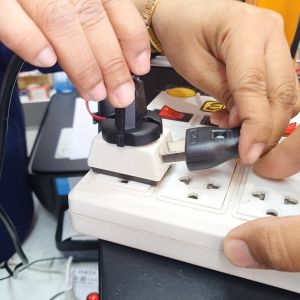 ปลั๊กสามตารุ่นยอดนิยม Matsukami ปลั๊กสามตา 2 ขาแบน สีครีม 10A 250V ข้อดีใช้ได้สามหัวพร้อมกันไม่ขวางกัน