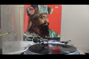 1 แผ่นเสียง 12นิ้ว j30 CHU CHIN CHOW แผ่นVG++ japan ริ้วรอยบาง เสียงรบกวนนิดหน่อยไม่มีรอยลึก แผ่นล้างสะอาดแล้ว ปกVG++มีตำหนิขอบนิดหน่อย ขอบไม่ขาด สันไม่ทะลุ