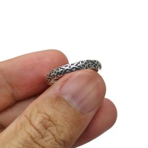 - แหวนพิรอด เงินแท้ 92.5% งานส่งออก เดินลายนูนต่ำสไตล์วินเทจย้อนยุคเก๋ๆ รอบวง ครับ หน้าแหวนกว้าง 3 มิล หนัก 1.5-1.8 กรัม ตัวเรือนลงดำ และขัดเงาอย่างดี ดูมีมิติ สรุปสวยครับ แหวนเงินแท้ๆ