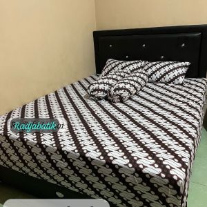 Sprei batik motif wayang tinggi 30 cm
