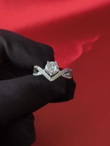Diamcity (Free GRA Certificate) Perak Berbentuk V Garis Moissanite Berlian 1 Karat Delapan Hati dan Delapan Panah Cincin Lamaran untuk Wanita