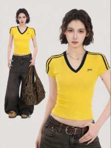 BAIDAIFEI | Áo Thun V-Neck Ôm Sát Màu Vàng