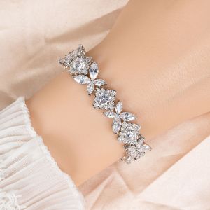 Exquisite Fashionable Womens Square Petal Zircon Bracelet Embedded Luxury Floral Design Jewelry Accessory Elegant Stylish