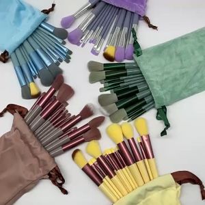 แปรงแต่งหน้า 13 ชิ้นและพัฟเครื่องสำอาง 4 ชุดอายแชโดว์แป้งผสมรองพื้นแปรง