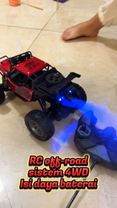 Jojotoy Mainan Mobil Remote Control off-Road Climbing 2WD Car RC Rock Dengan Fungsi Semprot Lamp