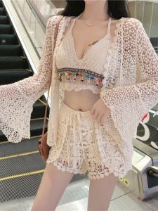 ชุดสามชิ้นฤดูร้อนปี 2025 คอวีแขนกุดผ้าลูกไม้โปร่งแขนกุดเกาะอกพร้อมเสื้อคลุมกันแดดสำหรับผู้หญิงวัย 18-25 ปี