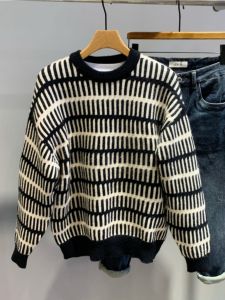 เสื้อสเวตเตอร์ถักคอวีลายทางหลวมๆ หนา แฟชั่นย้อนยุคสไตล์เกาหลีสำหรับผู้ชาย เสื้อผ้าคู่รัก ฤดูใบไม้ร่วง 2025 ใหม่ล่าสุด