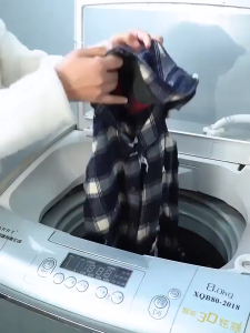 ตาข่ายดักฝุ่น กรองเศษขยะในเครื่องซักผ้าที่จับขนสัตว์เลี้ยง ตัวกรองฝุ่นเครื่องซักผ้าอเนกประสงค์ ซึ่งทำให้ดูเหมือนกับเครื่องซักผ้า ดักเศษ และกรองเศษสกปรก