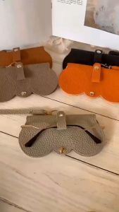 Pouch Tas Kacamata Retro Kulit PU Waterproof Simple Elegan Unik Kotak Tempat Penyimpanan Kacamata Portable Case Pelindung Kacamata Hitam Sunglasses Bag Bisa Gantung