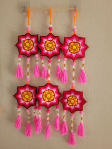 ธุงใยแมงมุมบัวสวรรค์แบบเส้น2ดอกร้อยสาย สีชมพู ใช้แจวนประดับตกแต่งบ้าน ร้านค้า งานบุญประเพณีต่างๆ เพื่อความสวยงาม และเป็นศิริมงคล ปัดเป่าสิ่งไม่ดี