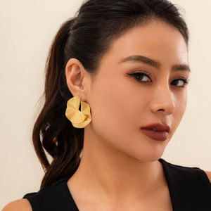 ต่างหูลายทางโลหะทรงกลมสไตล์ใหม่สำหรับผู้หญิง เครื่องประดับแฟชั่นสำหรับการแสดงบนเวที ฤดูหนาวปี 2025