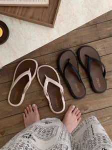 ลำลอง รองเท้าแตะแบบสวม ผู้หญิง ชุดชายหาดกลางแจ้ง กันลื่น รองเท้าอุดตันบล็อกสี ส้นเตี้ยส้นแบน พื้น PVC พื้นรองเท้า