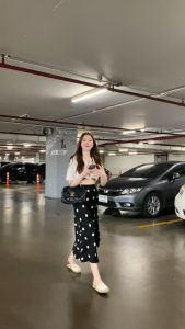 SLYQ เสื้อครอปแขนสั้นผูกโบว์ หน้าเอว กระเป๋าผ้า คอตตอนลินิน