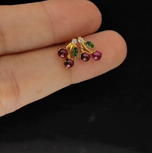 ต่างหูพลอยแท้โรโดไลต์ดีไซน์เชอร์รี่สุดน่ารัก หวานละมุนแบบมีระดับเพิ่มความโดดเด่นให้ทุกลุคด้วยอัญมณีธรรมชาติหลากสีสัน ตัวเรือนเงิน 92.5 % ชุบทอง