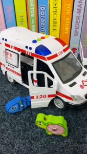 【Ready Stock】Can open five-door inertial ambulance with sound and light sound effects will tell a story to play a toy model car