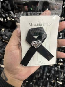 พร้อมส่ง โบว์ขาวดำ  โบว์ไว้อาลัย โบว์ไว้ทุกข์ โบว์ไขว้ โบว์เข็มกลัด เข็มกลัดโบว์ดำ เข็มกลัดงานขาวดำ เข็มกลัดติดเสื้อ