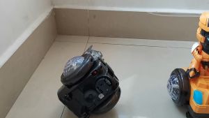 ตัวเต้น ตุ๊กตาหุ่นยนต์เต้นได้ วิ่งชนถอย หุ่นฮีโร่เต้น ฮีโร่เต้น บัมเบิ้ลบี ออพติมัส มีเสียงมีไฟ ใส่ถ่าน AA จำนวน 3 ก้อน