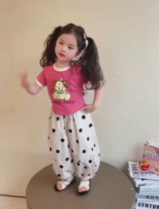 ชุดเด็กสายแฟ เสื้อแขนสั้นสกรีนน่ารักกางเกงขายาวลายจุด ชุดเด็กใส่สบายใสๆ น้ำหนัก10-30กิโล รหัสDPY