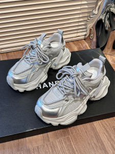 รองเท้าผ้าใบลำลองสีเงินสำหรับผู้หญิง ฤดูใบไม้ร่วง 2025 รองเท้ากีฬาลำลองแบบใหม่สไตล์ย้อนยุค รองเท้าทรงหัวมน ทรงหัวมน ทรงหัวมน