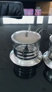 RRS แก้วใส่เครื่องปรุง ที่ใส่เครื่องปรุง พร้อมช้อนและฝาปิด (เลือกลายได้) - เครื่องครัว