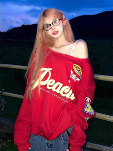 เสื้อยืดแขนยาวสีแดงสไตล์อเมริกันย้อนยุคสำหรับผู้หญิง ฤดูใบไม้ร่วง 2025 ใหม่ หลวมๆ ลำลอง โชว์ไหล่ เสื้อผ้าทำงาน