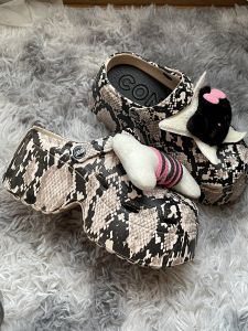 รองเท้าแตะแบบมีรูดีไซน์พิเศษสูง 8 ซม. ดีไซน์สามแฉก ตกแต่งกระดูก KT สไตล์สตรีทแวร์สุดเท่ รองเท้าแตะสีดำแบบสองตัว