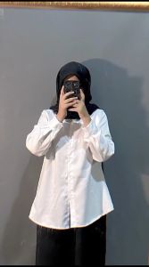 Atasan Putih Wanita Dewasa Kerah Jatuh Premium: Warna Putih dan Hitam untuk Casual Kerja Kantoran Lengan Panjang Bahan Premium Tidak Mudah Lecek
